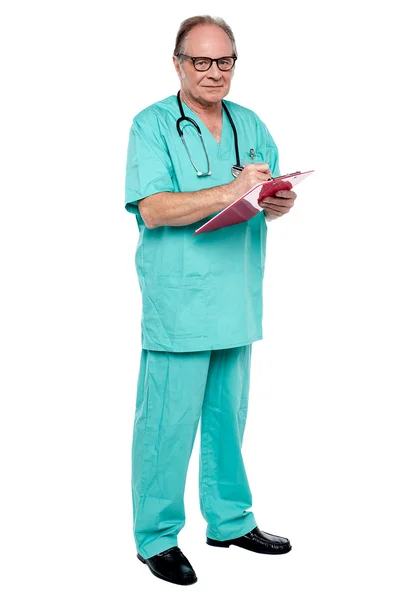 Homme médecin dans les heures de service écrit prescription — Photo