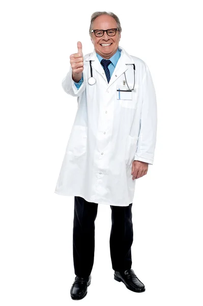 Succesvolle senior arts weergegeven duimen omhoog teken naar de camera: — Stockfoto