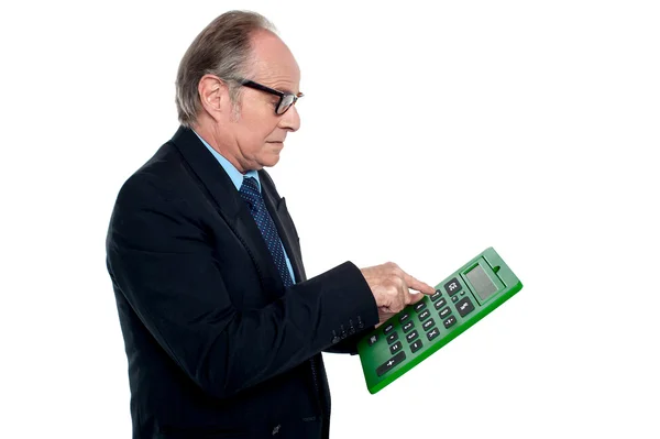 Intentie op zoek uitvoerende werken aan een calculator — Stockfoto