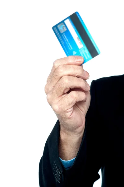 Przycięty obraz człowieka Wyświetlono karty kredytowej — Zdjęcie stockowe