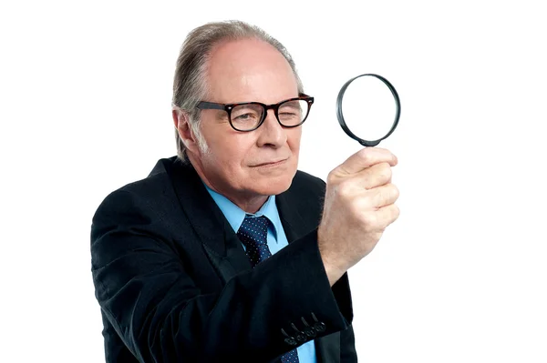 Inspecteur explorant à travers une loupe — Photo