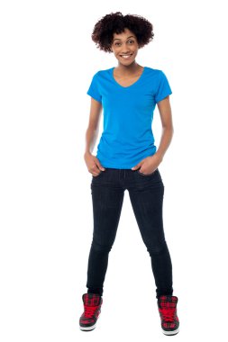 moda kıvırcık saçlı genç model geçici işçi olarak