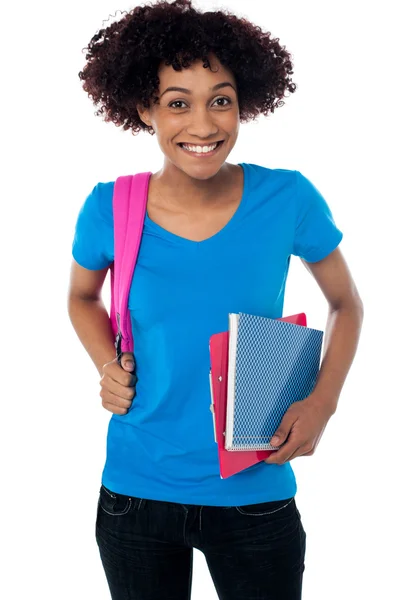 Estudante universitário carregando mochila, livro e prancheta — Fotografia de Stock