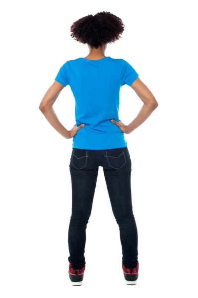 Postura traseira da jovem mulher de frente para a parede — Fotografia de Stock