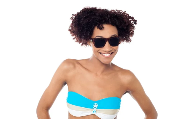 Bikini rizado sonriente modelo en tonos oscuros —  Fotos de Stock