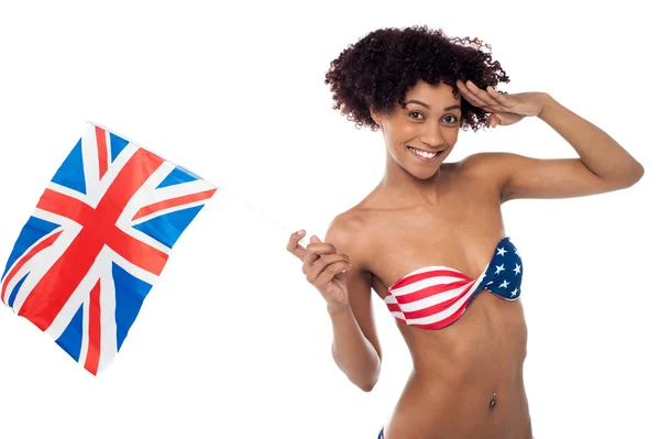 Modello di bikini americano caldo che saluta e sventola bandiera britannica — Foto Stock