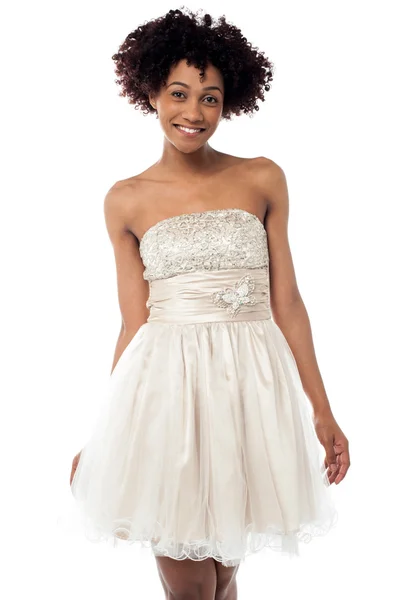 Modelo glamouroso alegre em vestido branco — Fotografia de Stock