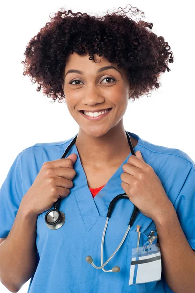 Lady läkare med stetoskop runt halsen — Stockfoto