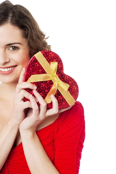 Обрезанное изображение улыбающейся женщины, держащей подарок — стоковое фото