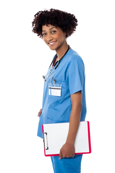 Улыбающийся медицинский работник держит пустой планшет — стоковое фото