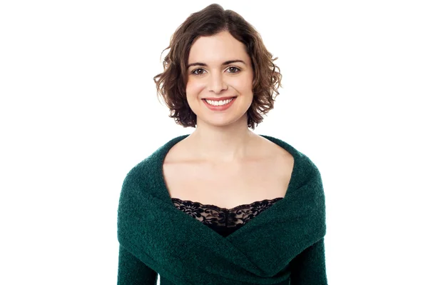 Красивая улыбающаяся модель в модном свитере — стоковое фото