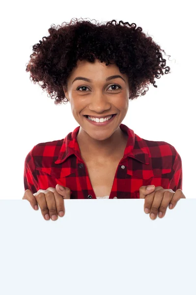 Lächelnde Frau hinter leerem Whiteboard — Stockfoto