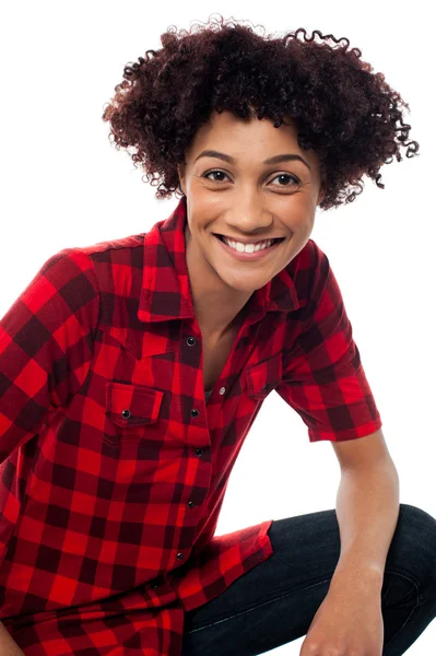 Portrait de femme souriante, posture semi assise — Photo