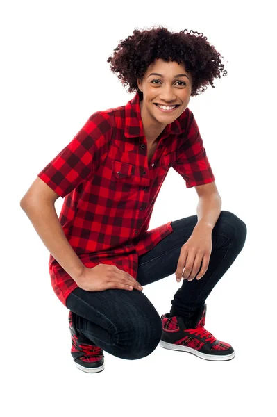 Sonriente modelo femenino en postura de sentadilla —  Fotos de Stock