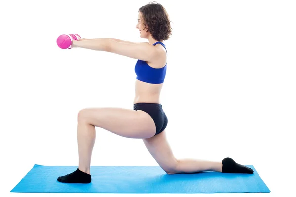 Woman exercising with dumbbells, arms outstretched — Stockfoto