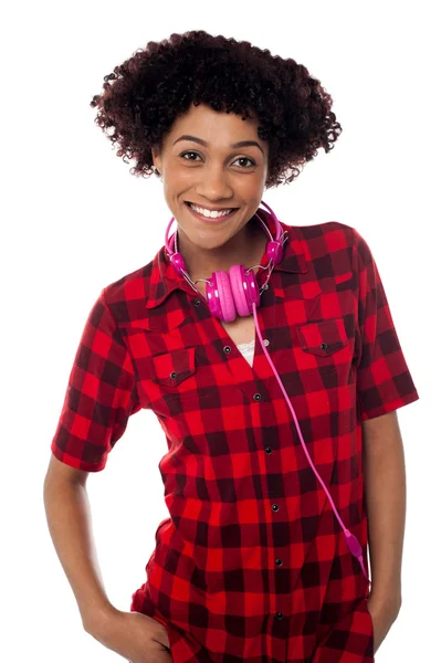 Adolescente con estilo con auriculares alrededor de su cuello —  Fotos de Stock