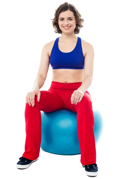 Instructeur de gymnastique relaxant pendant la pause d'entraînement — Photo