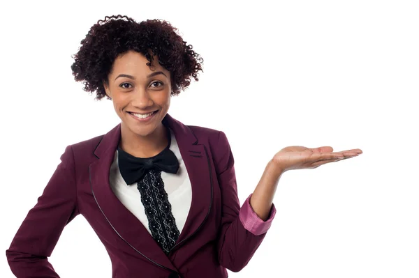 Smiling woman presenting copy space area — Stock Photo, Image