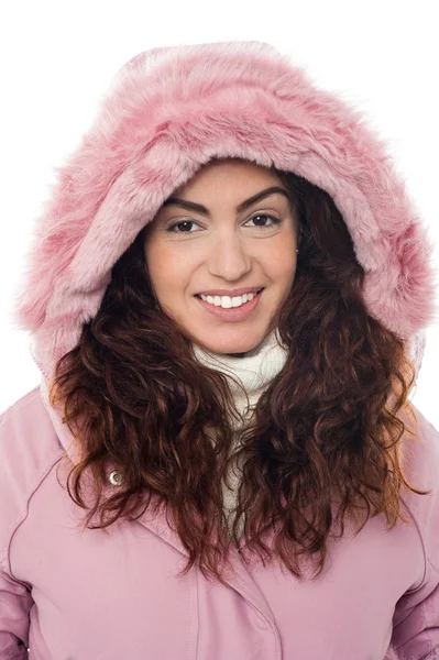 Permed cabello mujer usando capucha rosa chaqueta de invierno — Foto de Stock