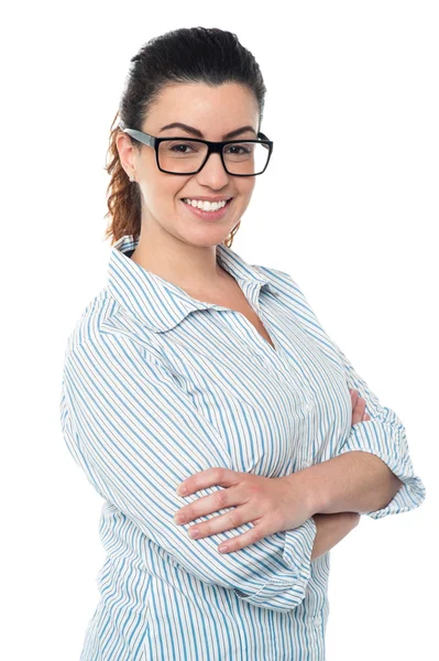 Bespectacled signora posa sorprendente lateralmente — Foto Stock