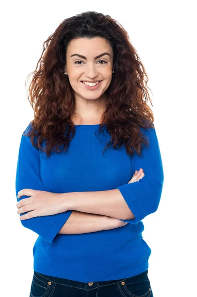 Mujer alegre en top azul de moda y jeans — Foto de Stock