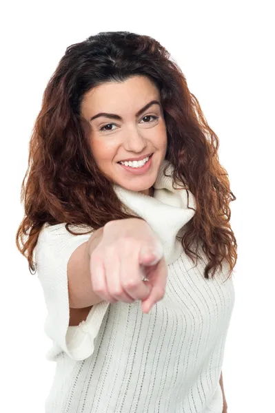 Vrolijke Kaukasische dame wijzend op u — Stockfoto