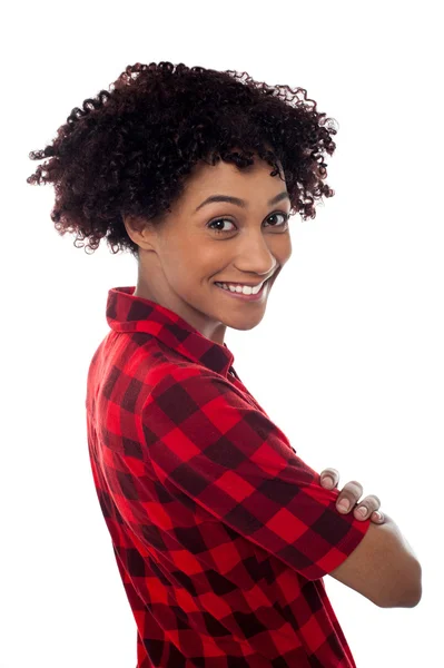 Perfil lateral de una joven delgada sonriente, brazos cruzados Fotos de stock