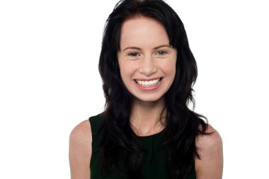 Beyaz arka planda gülümseyen genç kadın