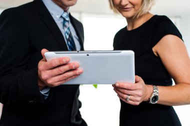 iş arkadaşları tarassut video üstünde tablet