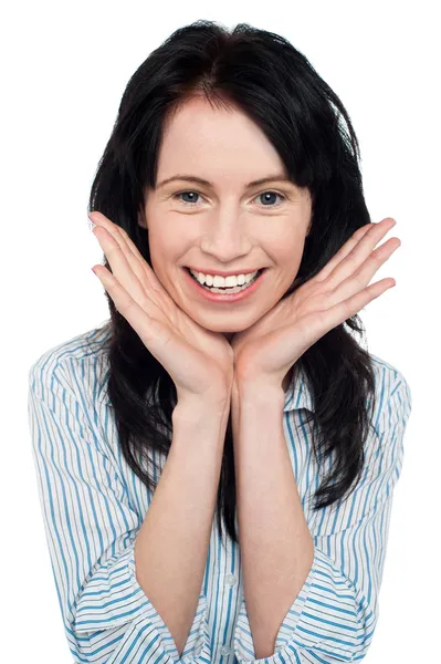 Smiling young woman resting her chin over palms — Stock Photo, Image