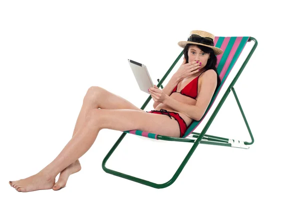 Zdziwiony bikini dama trzymając tabletkę — Zdjęcie stockowe
