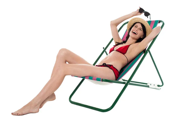 Fuldt længde portræt af afslappet munter bikini kvinde - Stock-foto