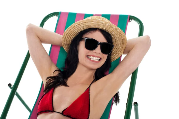 Smilende smuk bikini model i mørke nuancer - Stock-foto