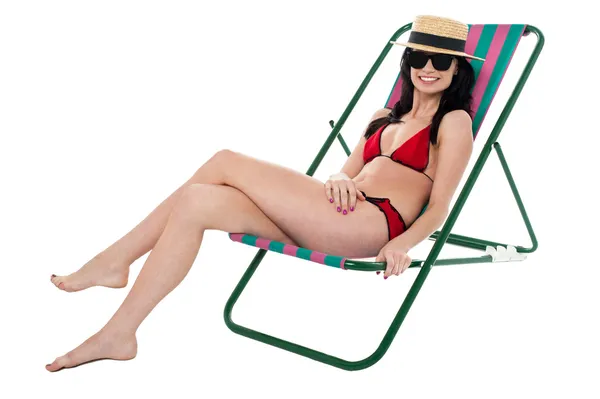 Göz alıcı bikini modeli uzanmış sandalyeye rahatlatıcı — Stok fotoğraf