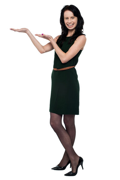 Стильная молодая женщина представляет пространство для копирования
