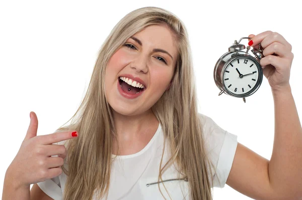 Garota excitada segurando relógio de alarme antiquado — Fotografia de Stock
