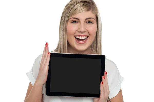 Ragazza caucasica attiva visualizzazione dispositivo tablet — Foto Stock