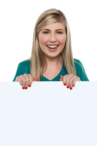 Sorrindo menina adolescente em pé atrás de quadro branco em branco — Fotografia de Stock