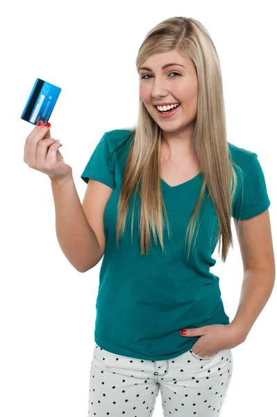 Joyous adolescente exibindo cartão de crédito — Fotografia de Stock