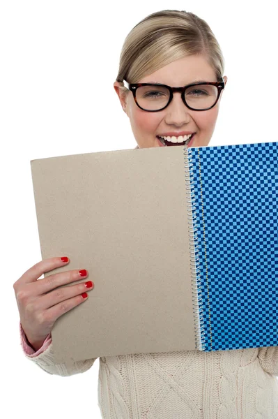 Eccitato giovanissima ragazza holding note libro vicino a lei — Foto Stock