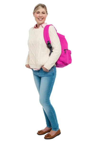 College-Studentin in Winterbekleidung posiert mit rosa Rucksack — Stockfoto