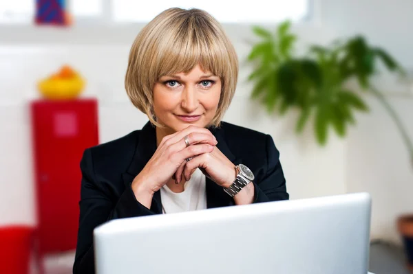 Zakenman poseren met laptop open op Bureau — Stockfoto