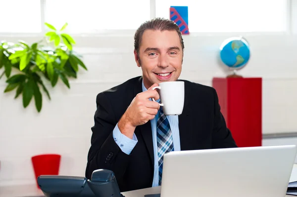 Šéf těší horká káva během přestávky v práci — Stock fotografie