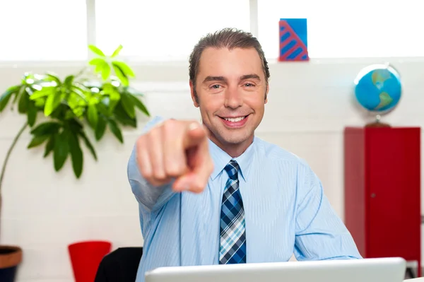 Biznesmen w biurko, wskazując na Ciebie — Zdjęcie stockowe