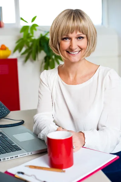 Casual blonde businesswoman in office — Stock Photo, Image