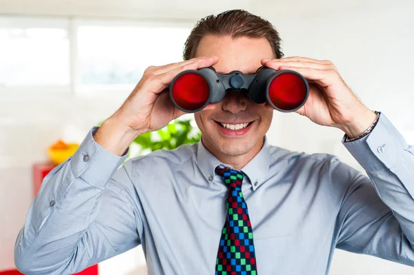 Smiling male manager seeks business success — Stock Photo, Image