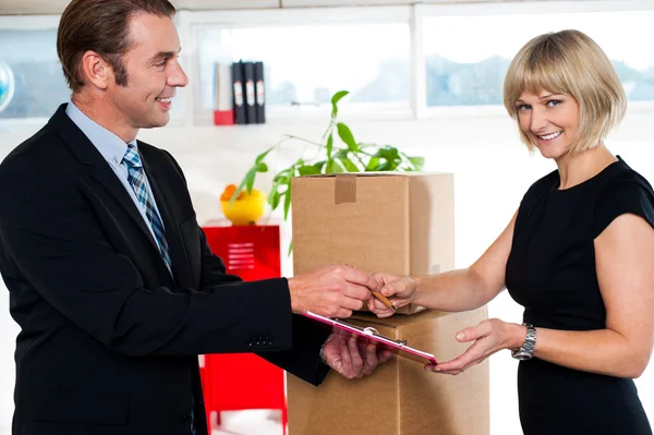 Kindly sign the business papers ma'am! — Stock Photo, Image