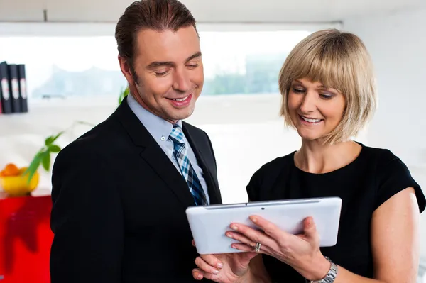 Vrouwelijke secretaris tonen afspraken aan baas op tablet apparaat opgeslagen — Stockfoto