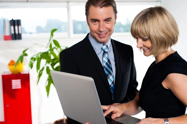 Sekretärin zeigt dem Chef Power-Point-Präsentation — Stockfoto