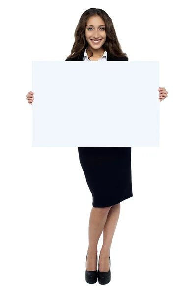 Mulher corporativa exibindo quadro branco em branco — Fotografia de Stock